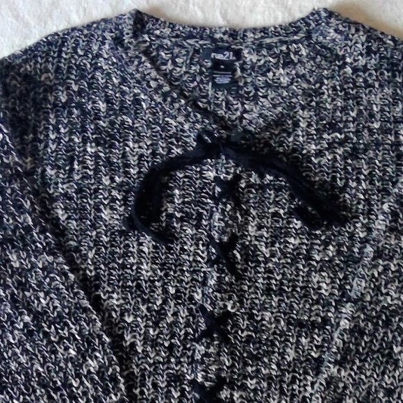 Rue 21 Crop Sweater - Picture 4 of 7